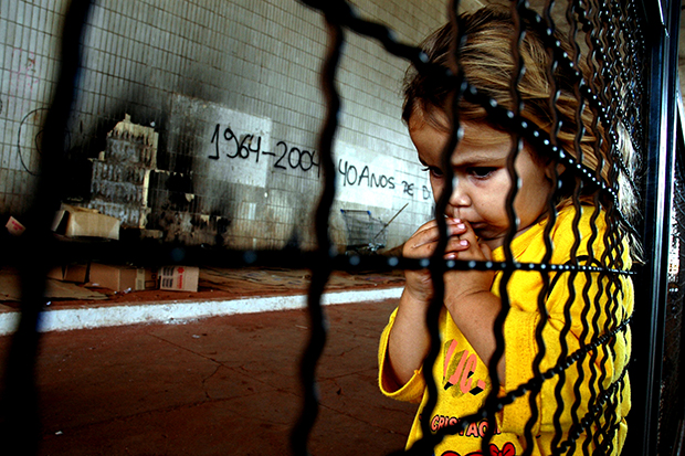 Menina em situação de rua na plataforma da Rodoviária do Plano Piloto. Brasília, Brasil. 2004. EnsaioVisual IvaldoCavalcante MenorEmSituacaoDeRua Rodoviaria Brasilia Brasil