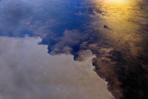 Encontro_das_aguas_Rio_Negro_e_Solimoes_plano_fechado_Tratada_IA.jpg