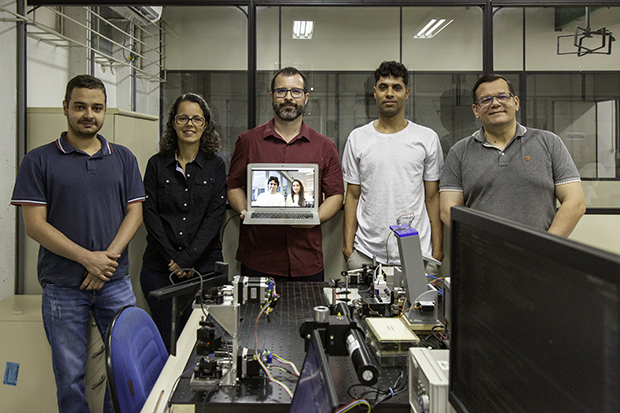 professores Daniel Orquiza (ao centro) e Achiles da Mota (na tela) com os estudantes matheus Rotta, Juliana Novais, Daniel Vieira e Rômulo Santos, além da pesquisadora Renata Bueno (na tela). Foto: raquel Aviani/Secom UnB