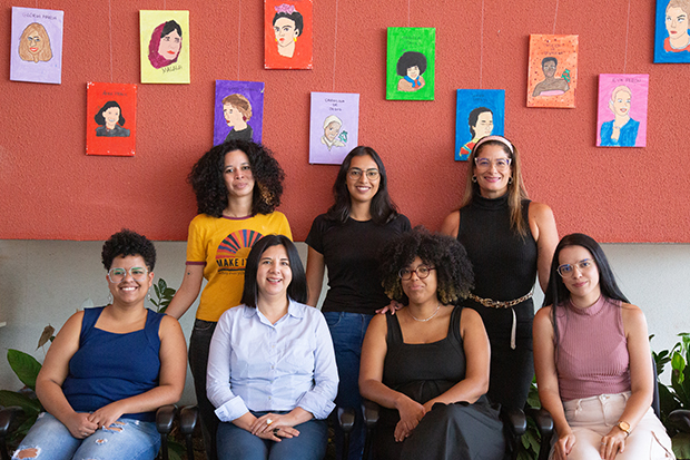 Integrantes do CineDebate Femifilme, projeto de extensão da UnB e ação do INCT Caleidoscópio. Da esquerda para a direita: Ana Lima, Elisabeth Ruano, Bruna Batista, Andrea Oliveira. De pé: Letícia Alves, Paola Lima e Maria Carmen Gomes. Foto: Anastácia Vaz